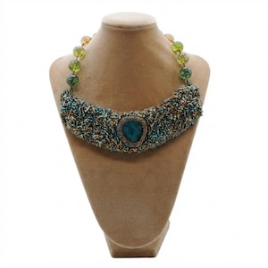 Collana statement verde con agata e cristalli girocollo gioiello unico stile boho chic donna