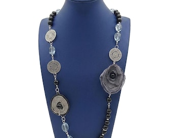 Lange boho-hippie ketting met zwarte obsidiaan en blauwe glasparels, een uniek cadeau-idee voor vrouwen.