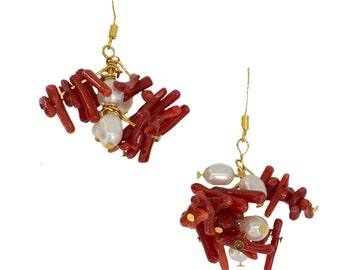 boucles d'oreilles pendantes avec grappes de perles d'eau douce et brins d'imitation de corail rouge