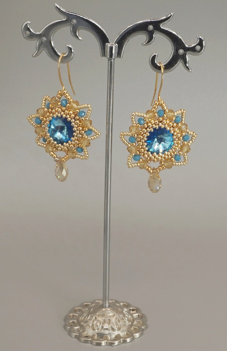 orecchini azzurri e oro pendenti a stella in tessitura di perline con cristallo e goccia immagine 3