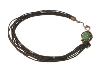 collar asimétrico de algodón de varias hebras con piedra de ágata verde engastada en alambre de cobre, gargantilla con colgante, joyería artesanal