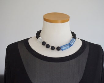 gros collier artisanal avec pierres d'onyx noir et perles de verre bleues, asymétrique et particulier, bijoux fantaisie de luxe faits à la main