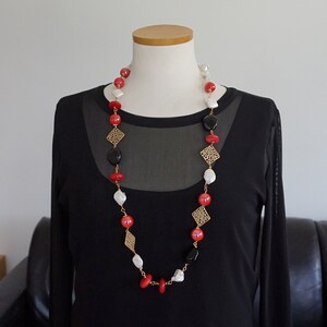 Long collier boho chi asymétrique avec perles en céramique rouge, perles baroques blanches, rondelles en verre noir et pierres dures, agate rouge et zamak image 1