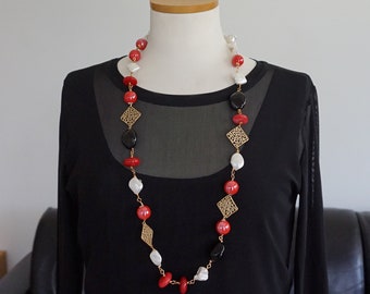 Long collier boho chi asymétrique avec perles en céramique rouge, perles baroques blanches, rondelles en verre noir et pierres dures, agate rouge et zamak