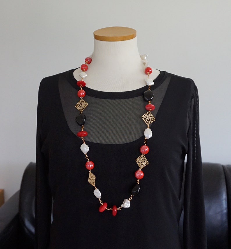 Long collier boho chi asymétrique avec perles en céramique rouge, perles baroques blanches, rondelles en verre noir et pierres dures, agate rouge et zamak image 1