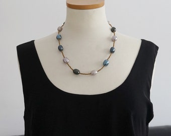 collier de perles de coquillage gris, bleu et rose dans un style boho chic minimal, bijoux artisanaux spéciaux, vendeur italien, idée cadeau