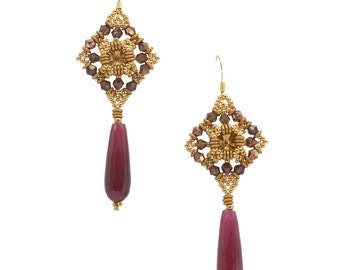 orecchini pendenti particolari con goccia pietra dura rossa,  perline dorate e cristalli, bigiotteria artigianale Italia