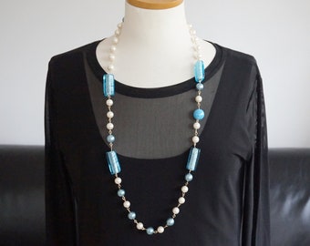 collier long avec perles de Majorque blanches et bleues, avec perles de verre, bijoux fantaisie faits à la main en Italie, cadeau d'anniversaire spécial pour femmes