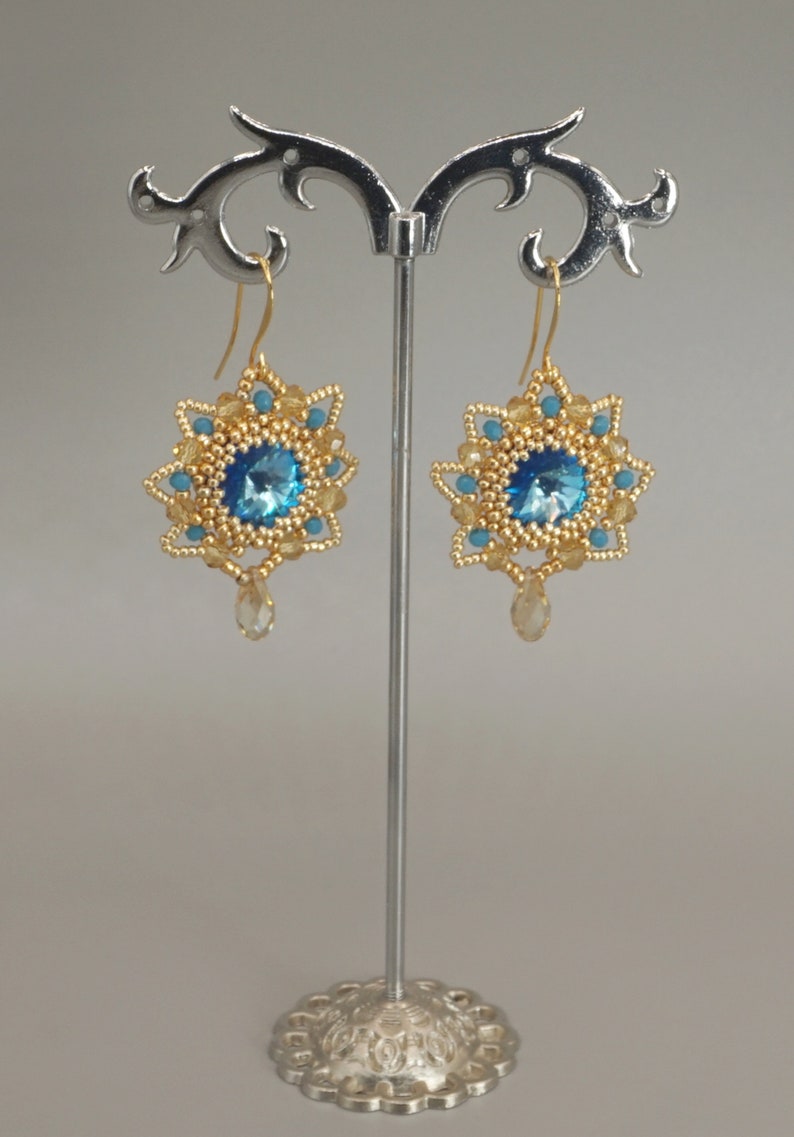 orecchini azzurri e oro pendenti a stella in tessitura di perline con cristallo e goccia immagine 2