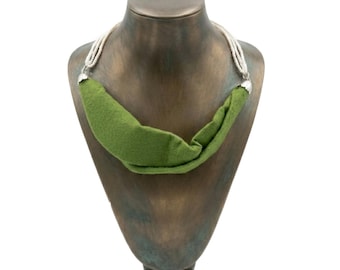 Boho Chic Statement Kette Grüner Filz Weiße Glasperlen Einzigartiges Geschenk Für Frauen Handgemacht