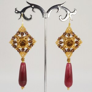 Boucles d'oreilles pendantes particulières avec goutte de pierre dure rouge, perles dorées et cristaux, bijoux fantaisie artisanaux italiens image 4