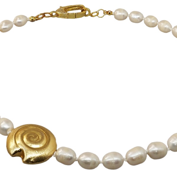 Collar de perlas blancas de agua dulce, gargantilla asimétrica con mosquetón brillante y concha de metal dorado, bisutería made in Italy