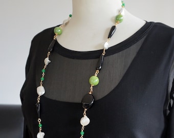 collana fatta a mano pietre onice e giada verde, con ceramica verde oliva e perle barocche bianche
