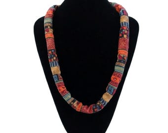 Oranje etnische boho-chic katoenen ketting met veelkleurige fantasiejuwelen, een perfect cadeau voor een vriendin in hippiestijl.
