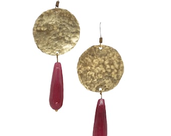 Pendientes redondos de latón martillado con gota de piedra dura natural de calcedonia roja rubí, joyería étnica hecha a mano, pieza única de Italia