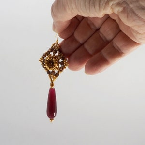 Boucles d'oreilles pendantes particulières avec goutte de pierre dure rouge, perles dorées et cristaux, bijoux fantaisie artisanaux italiens image 9