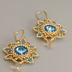 orecchini azzurri e oro pendenti a stella in tessitura di perline con cristallo e goccia immagine 6