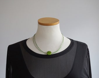 collana minimal verde acido multifilo con ciondolo vetro tondo