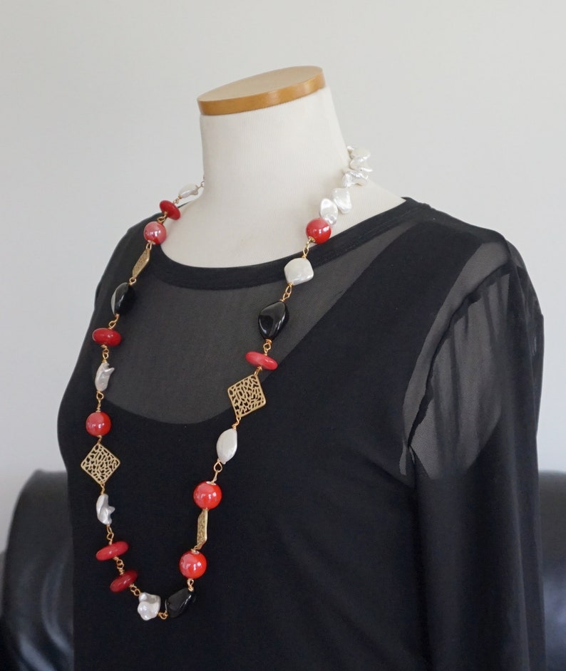 Long collier boho chi asymétrique avec perles en céramique rouge, perles baroques blanches, rondelles en verre noir et pierres dures, agate rouge et zamak image 7