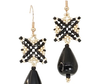 Boucles d'oreilles brodées de perles de verre dorées et noires avec goutte en pierre d'onyx naturel