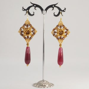 Boucles d'oreilles pendantes particulières avec goutte de pierre dure rouge, perles dorées et cristaux, bijoux fantaisie artisanaux italiens image 2