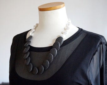 collana pietra lavica nera e perle barocche bianche, fatta a mano in Italia in stile boho