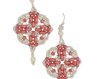 boucles d'oreilles pendantes ajourées faites à la main en tissage de perles rose corail, blanches et argentées, bijoux fantaisie artisanaux italiens tizianat