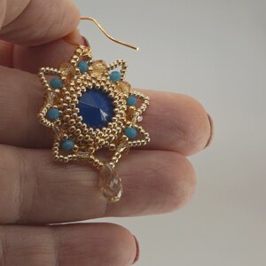 orecchini azzurri e oro pendenti a stella in tessitura di perline con cristallo e goccia immagine 9