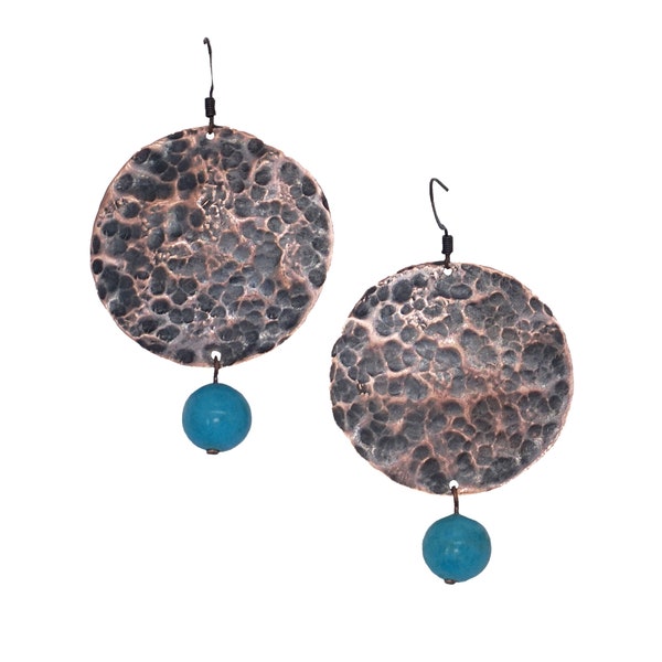 large round ethnic earrings in hammered copper and turquoise stone, particular artisanal jewellery, unique handmade piece, gift idea