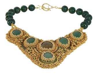 collana pettorina ricamata di perline oro e verdi con pietre ovali agata verde e marrone con collana giada smeraldo