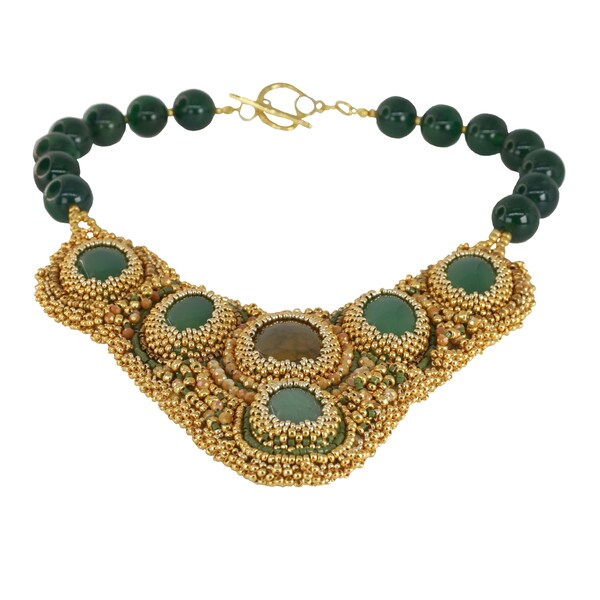 collier plastron brodé de perles dorées et vertes avec pierres ovales d'agate verte et brune avec collier de jade émeraude