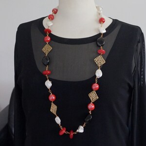 Long collier boho chi asymétrique avec perles en céramique rouge, perles baroques blanches, rondelles en verre noir et pierres dures, agate rouge et zamak image 5