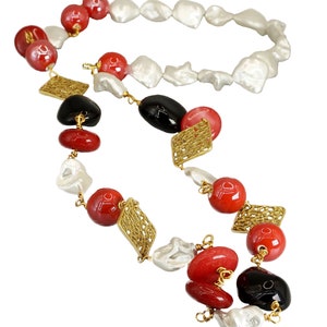 Long collier boho chi asymétrique avec perles en céramique rouge, perles baroques blanches, rondelles en verre noir et pierres dures, agate rouge et zamak image 2