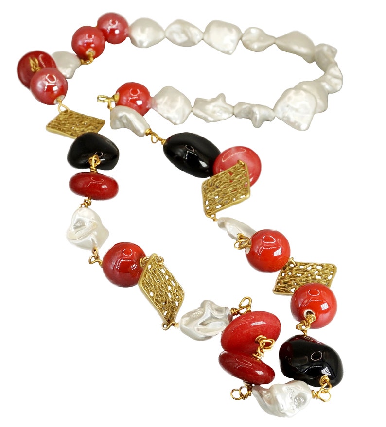 Long collier boho chi asymétrique avec perles en céramique rouge, perles baroques blanches, rondelles en verre noir et pierres dures, agate rouge et zamak image 2