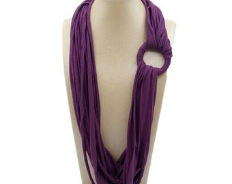 Collana lunga multifilo viola in fettuccia lycra stile boho chic asimmetrica con anello particolare