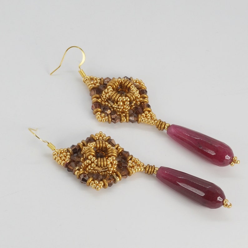Boucles d'oreilles pendantes particulières avec goutte de pierre dure rouge, perles dorées et cristaux, bijoux fantaisie artisanaux italiens image 10
