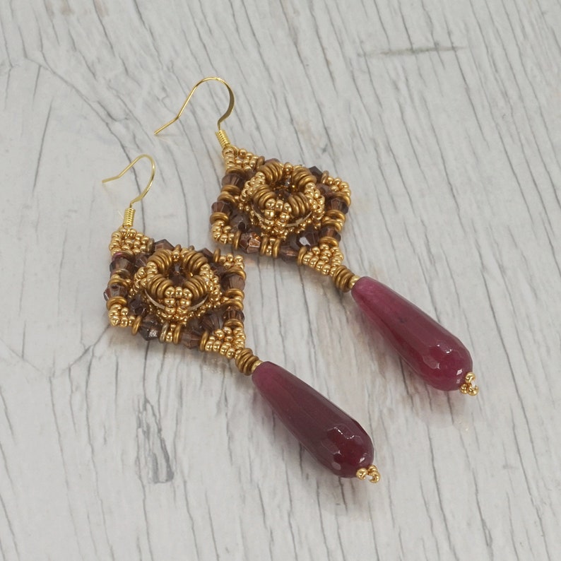 Boucles d'oreilles pendantes particulières avec goutte de pierre dure rouge, perles dorées et cristaux, bijoux fantaisie artisanaux italiens image 6