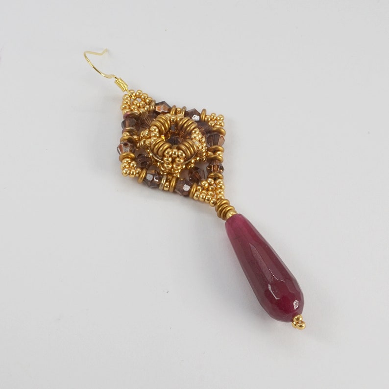 Boucles d'oreilles pendantes particulières avec goutte de pierre dure rouge, perles dorées et cristaux, bijoux fantaisie artisanaux italiens image 5