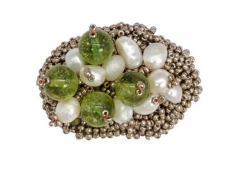 broche veste perlée avec perles baroques et pierres péridot naturelles, bijoux artisanaux, bijoux fantaisie luxe, idée cadeau femme