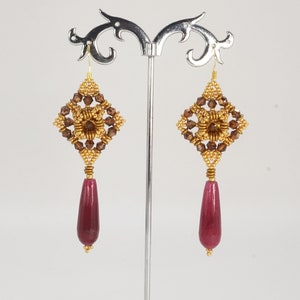 Boucles d'oreilles pendantes particulières avec goutte de pierre dure rouge, perles dorées et cristaux, bijoux fantaisie artisanaux italiens image 3