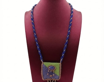 Colar longo boho chic feito à mão com contas azuis e pingente quadrado verde e roxo.