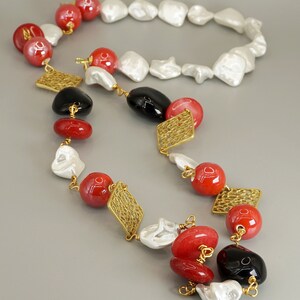 Long collier boho chi asymétrique avec perles en céramique rouge, perles baroques blanches, rondelles en verre noir et pierres dures, agate rouge et zamak image 3