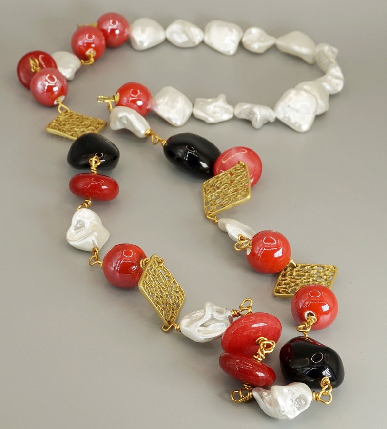 Long collier boho chi asymétrique avec perles en céramique rouge, perles baroques blanches, rondelles en verre noir et pierres dures, agate rouge et zamak image 3