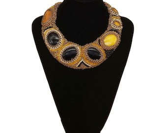 Handgemaakte choker geborduurd met bronzen kralen, zwarte agaat en gele jade, een uniek exemplaar.