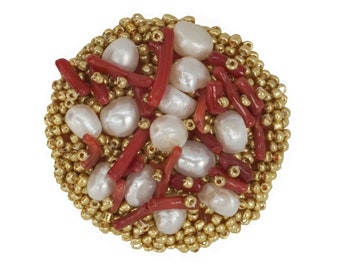 broche redondo con perlas blancas, cuentas doradas y ramas de coral sintético, para chaquetas y vestidos