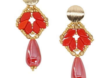 boucles d'oreilles lobe pendantes faites à la main en broderie de perles avec goutte en céramique rouge, bijoux fantaisie faits à la main en Italie