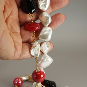 Long collier boho chi asymétrique avec perles en céramique rouge, perles baroques blanches, rondelles en verre noir et pierres dures, agate rouge et zamak image 8