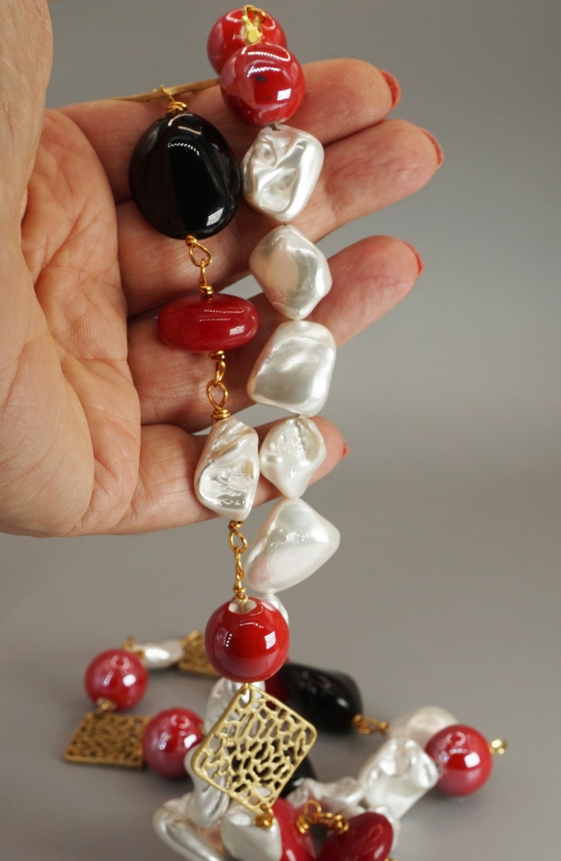 Long collier boho chi asymétrique avec perles en céramique rouge, perles baroques blanches, rondelles en verre noir et pierres dures, agate rouge et zamak image 8