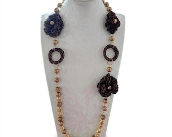 Długi naszyjnik w stylu boho hippie ze złotym kamieniem lawowym i szydełkowanymi kwiatami, czarny lureks, wyjątkowy prezent dla kobiet