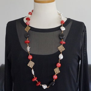 Long collier boho chi asymétrique avec perles en céramique rouge, perles baroques blanches, rondelles en verre noir et pierres dures, agate rouge et zamak image 6